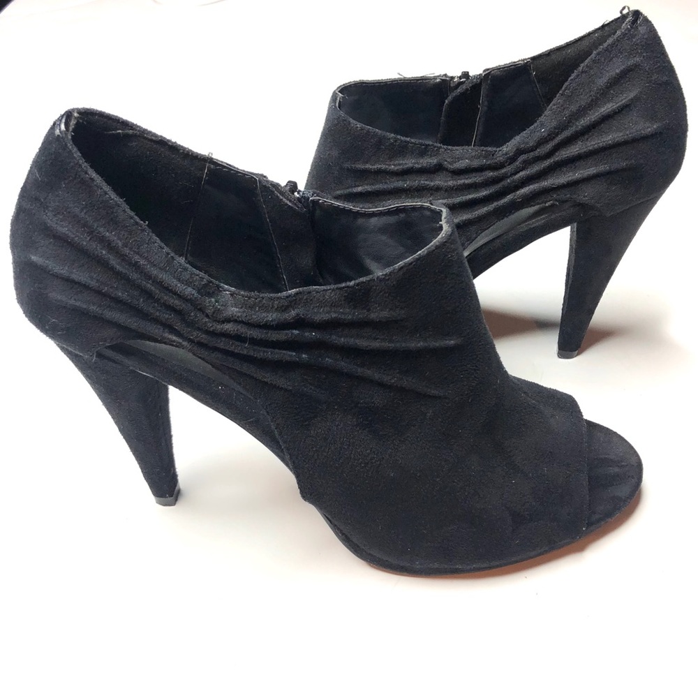 ANN MARINO BLACK SUEDE PEEP TOE PUMP